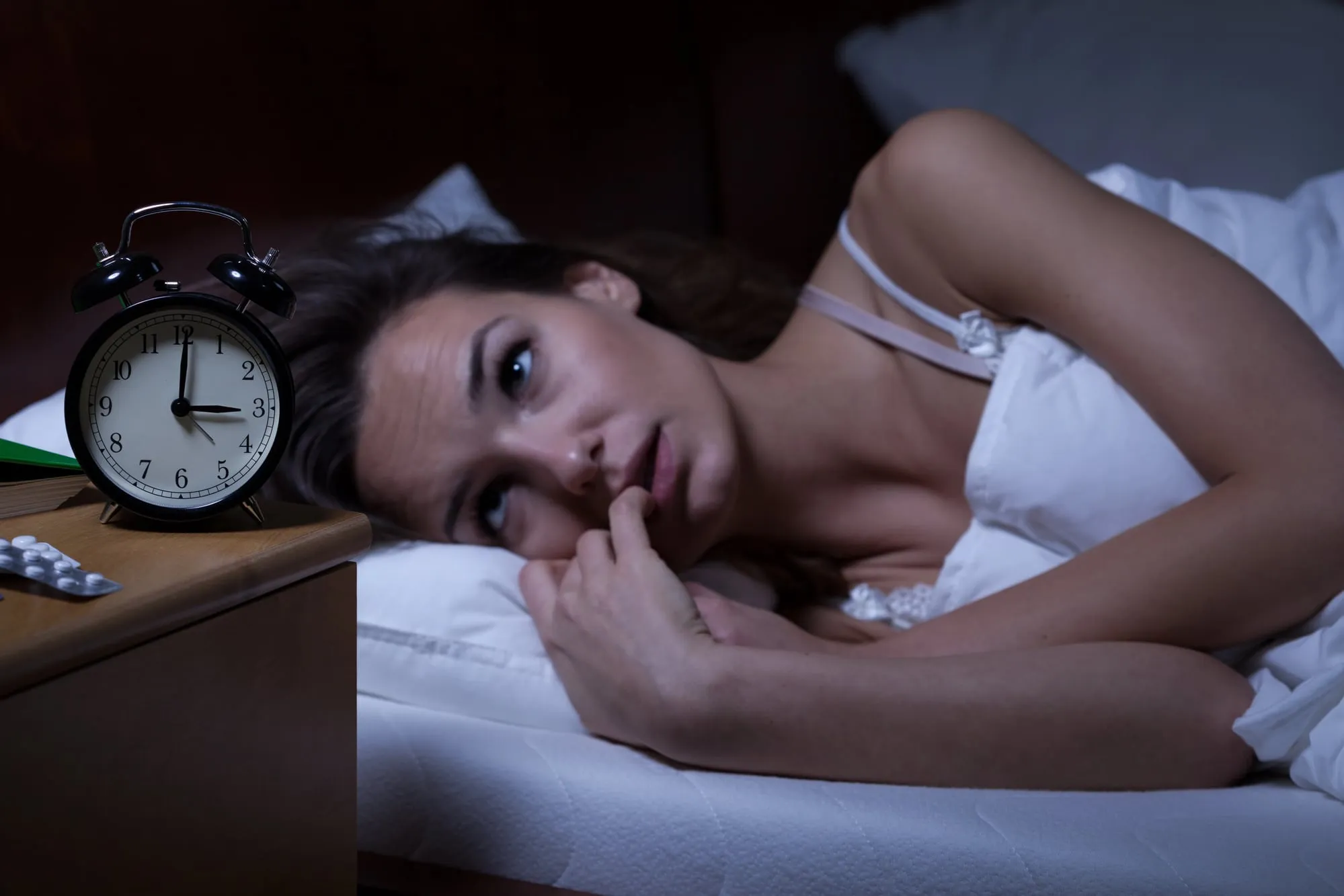 Femme ayant des difficultés à trouver le sommeil